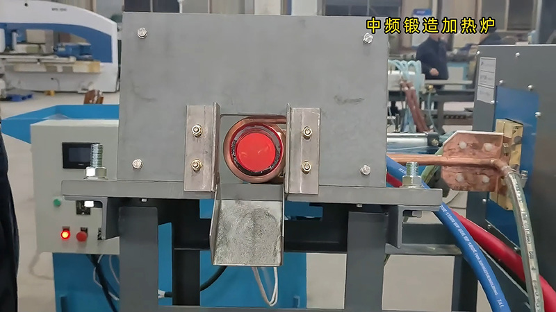 中頻鍛造加熱爐配置自動(dòng)化控制系統(tǒng)和送料機(jī)，確實(shí)是一種高效、精準(zhǔn)的熱處理設(shè)備。