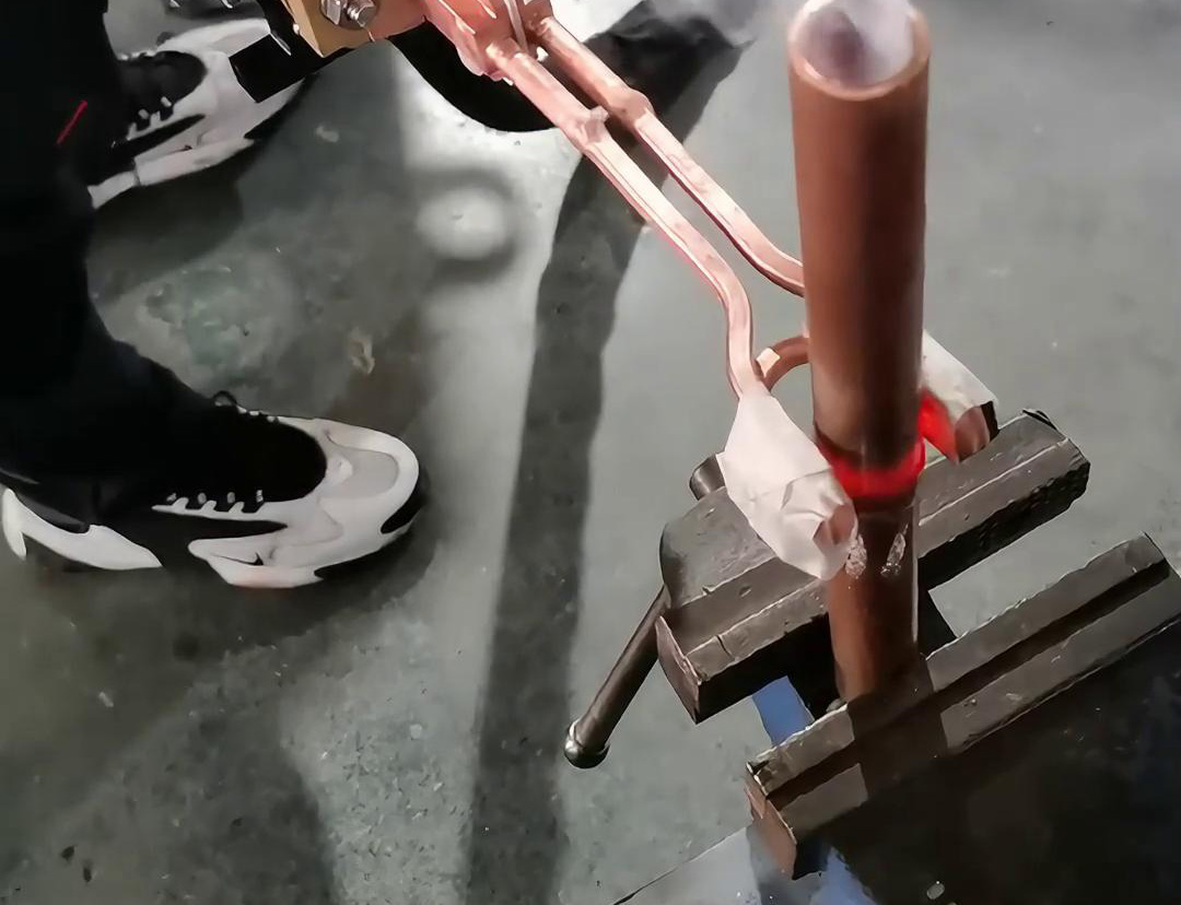 手持式高頻焊機的價格相對較高，但其高效、靈活、高質量的銅管焊接特點