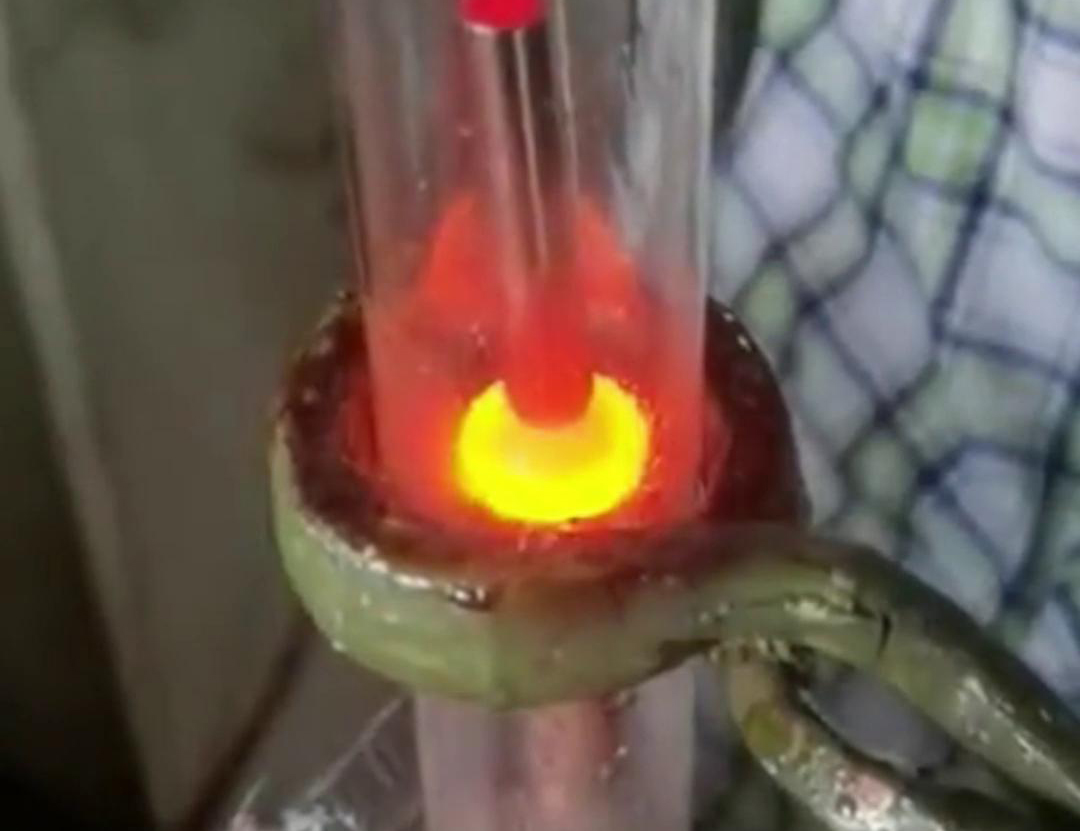 通過手持式高頻加熱機在氮氣保護下焊接銅管，可以獲得高質(zhì)量的焊縫，提高產(chǎn)品的性能和可靠性