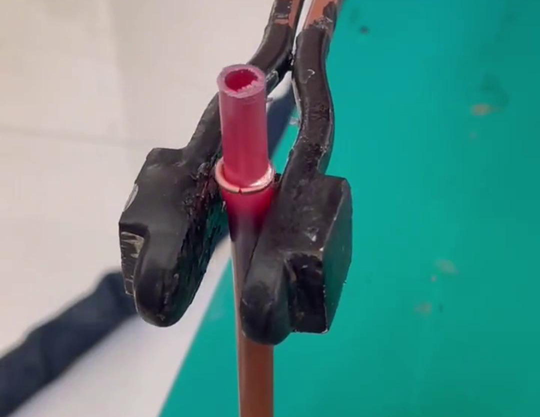 散熱器銅管對接焊用手持式高頻機，只要三秒就可以焊接完成，看一看效果如何