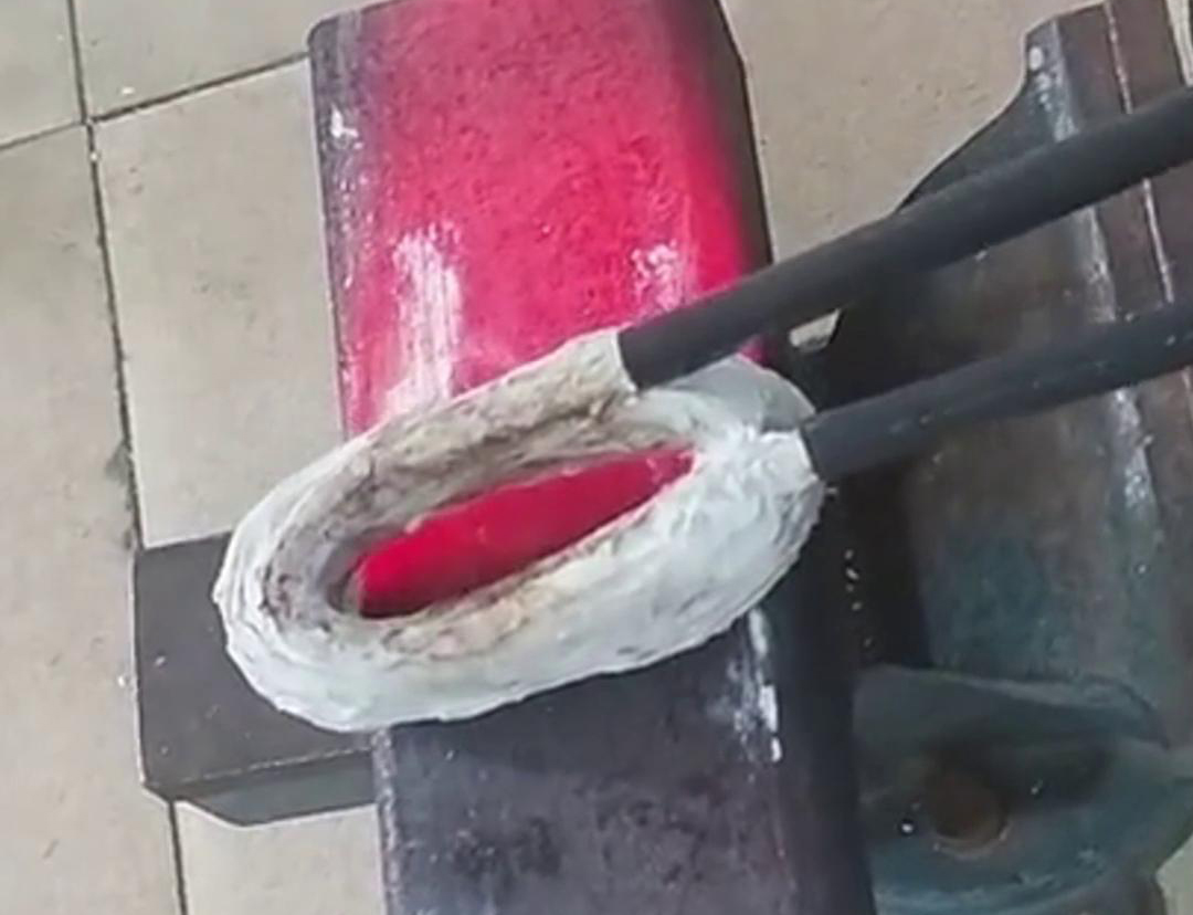 手持式高頻加熱機(jī)在方管加工中，它可以用來實現(xiàn)焊接預(yù)熱、局部退火、彎曲軟化等工藝需求