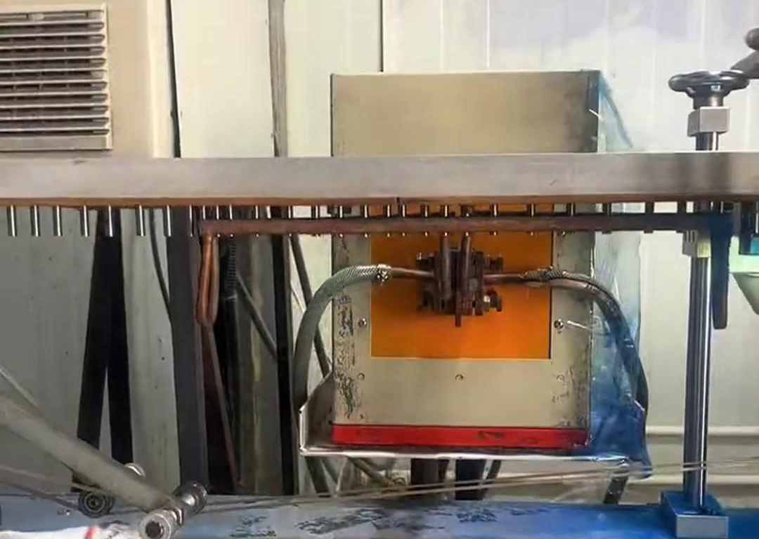 通過振動盤自動化上料到輸送帶，然后高頻電源對要加熱的工件進行局部加熱，根據(jù)工藝要求直接經(jīng)過容器 ，讓其局部覆蓋一層涂料