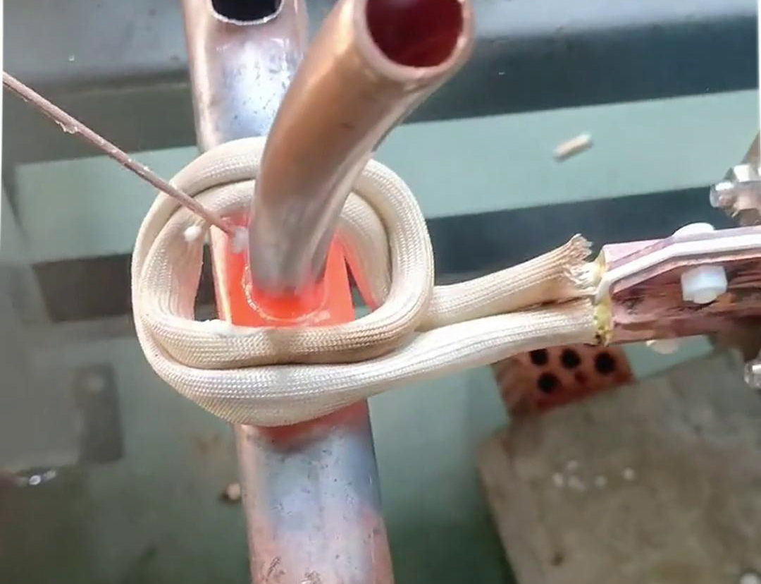 這款手持式高頻焊機就不一樣了，它焊接銅管操作簡單，新手幾分鐘就能學會